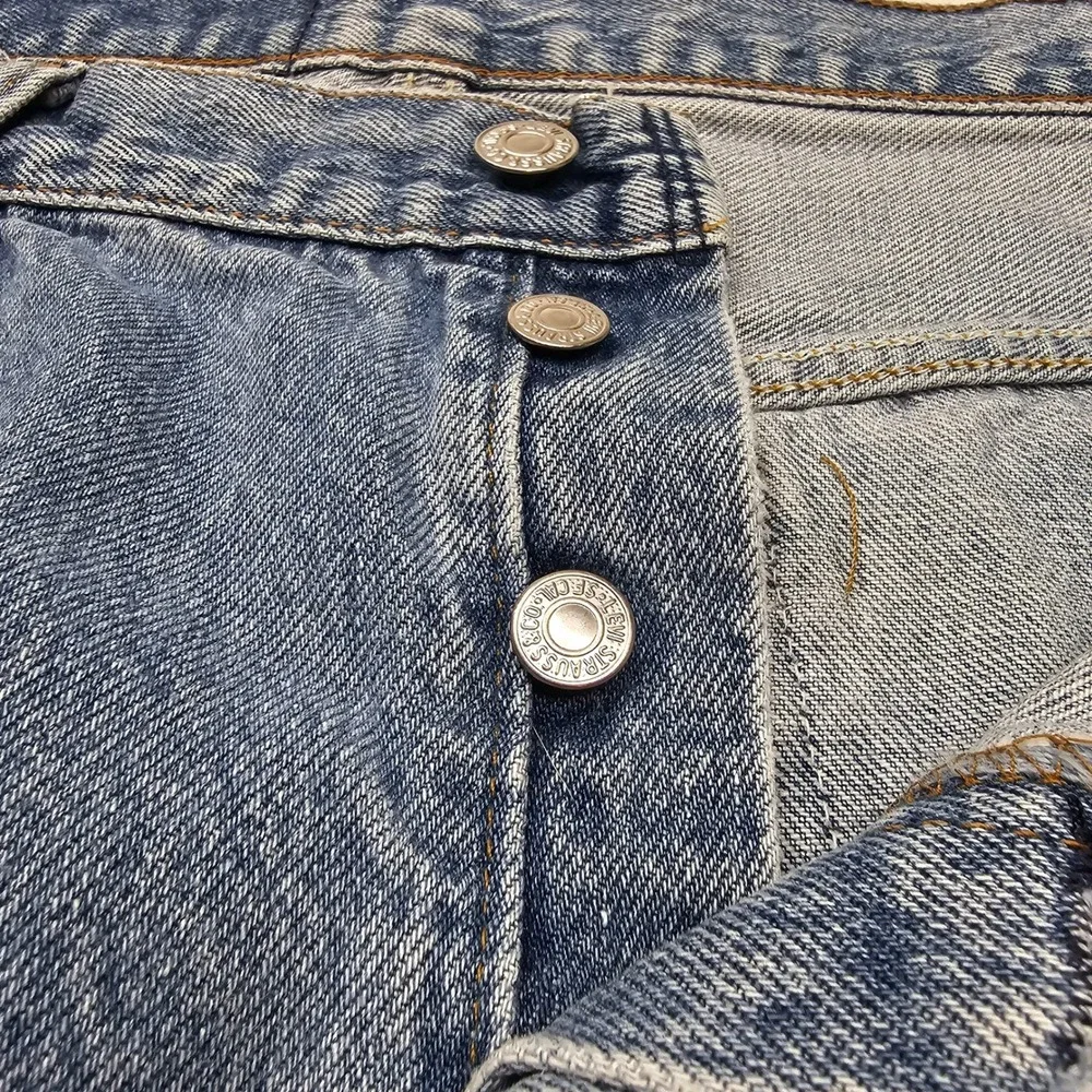 Vintage Levis 501 Mens Blue Light Wash Denim Jeans USA W40 L30 Button-fly